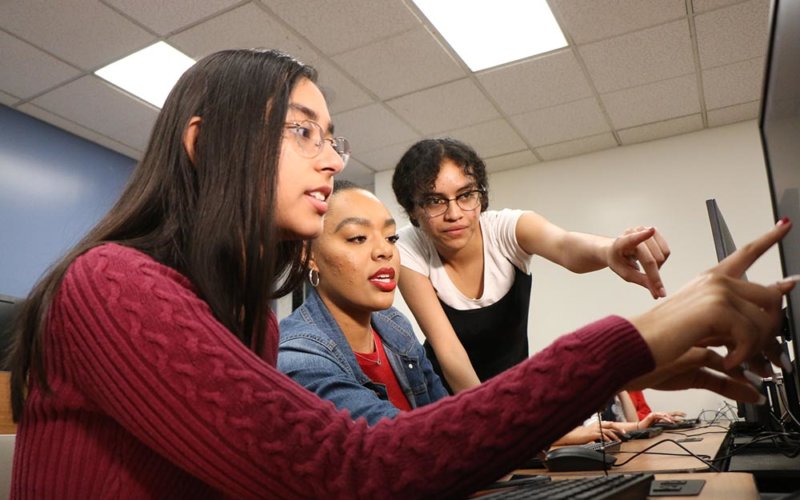3 female students looking at computer screen