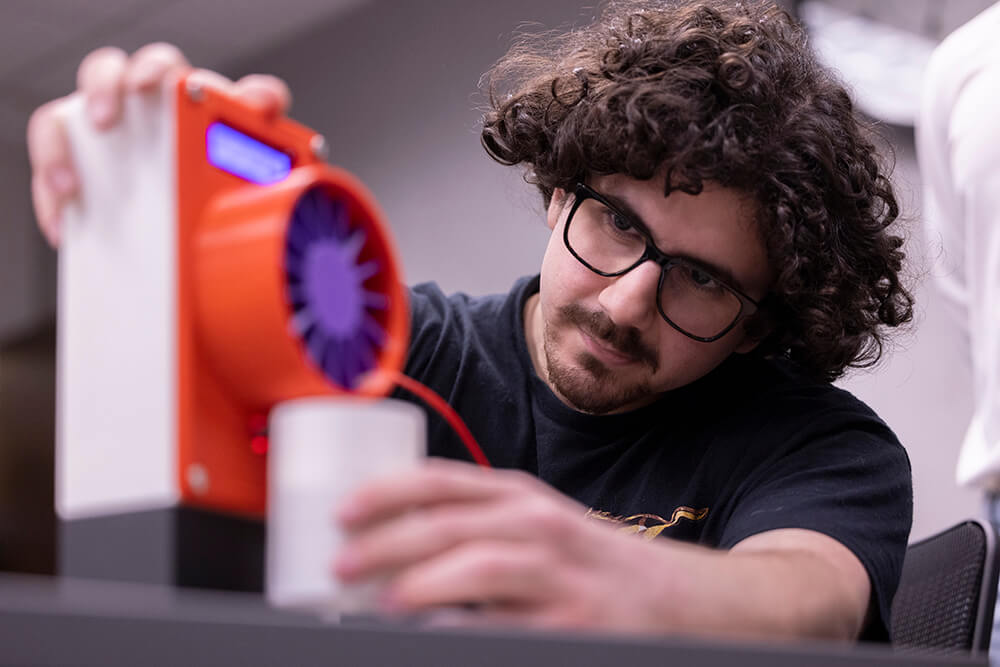Ameen Jarrar , smart pillbox (rotating wheel design)
