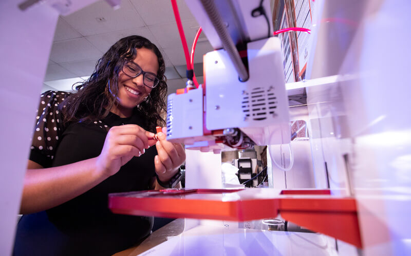 Wendy Joya using Bioprinter