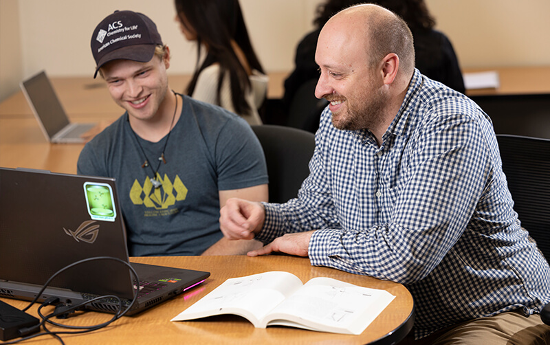 Dreyfus award recipient Andrew Petit mentors chemistry student Hayden Harkins in classroom