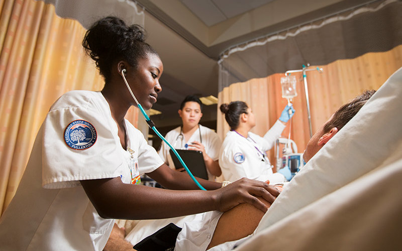 CSUF Nursing students working in simulation lab.