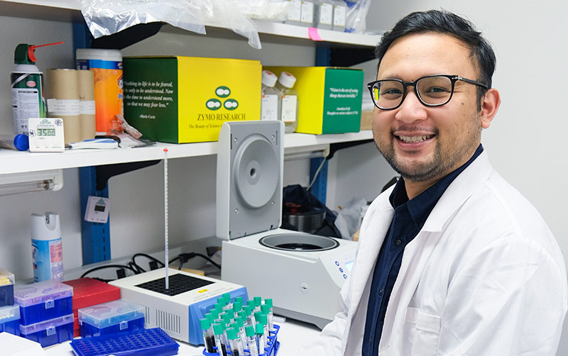 Alumnus Luigi Basilio in the Zymo Research laboratory for testing COVID-19.