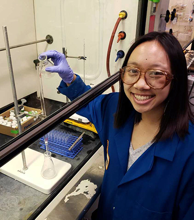 MARC Scholar Shaina Nguyen works in a lab.