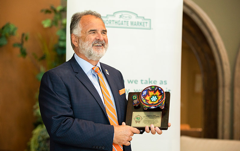 Fram Virjee with Juntos Award