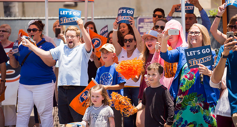 Titan fans cheer as the baseball team returns to campus.