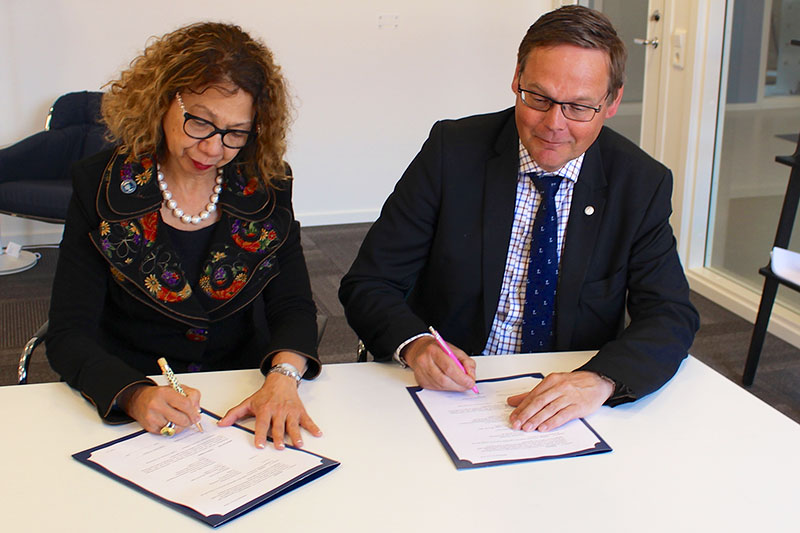 President Mildred Garcia and President Johan Sterte of Luleå University of Technology sign agreement.