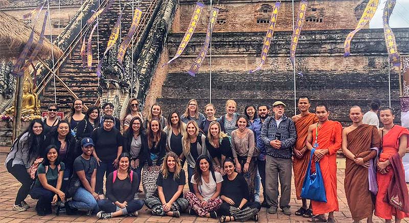 Group of CSUF students in Thailand.