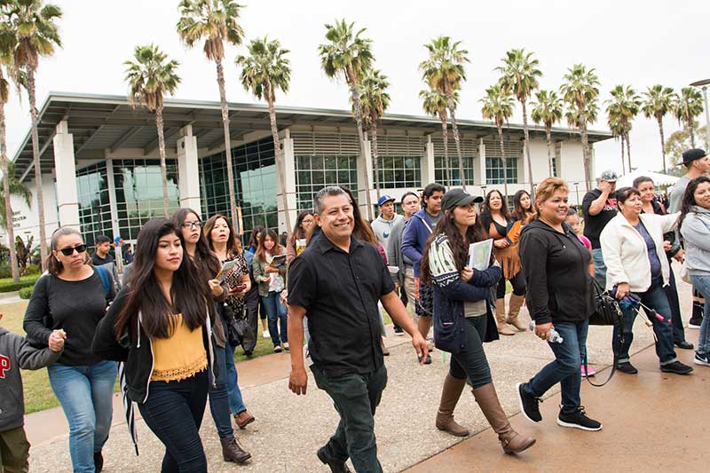 Parents and incoming students on campus