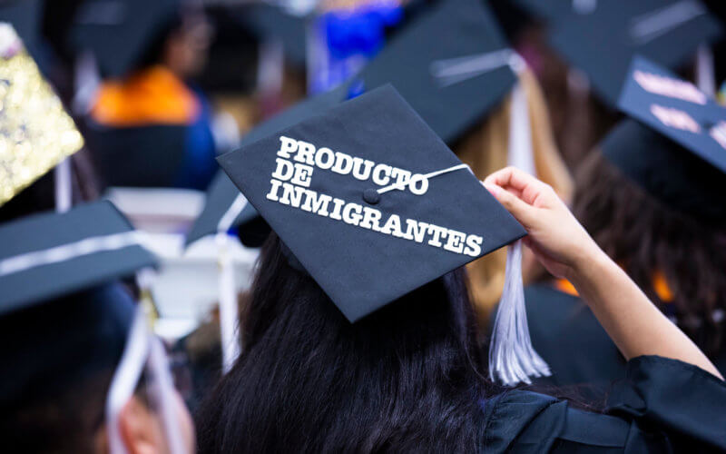 Graduation cap that reads "Producto de Inmigrantes"