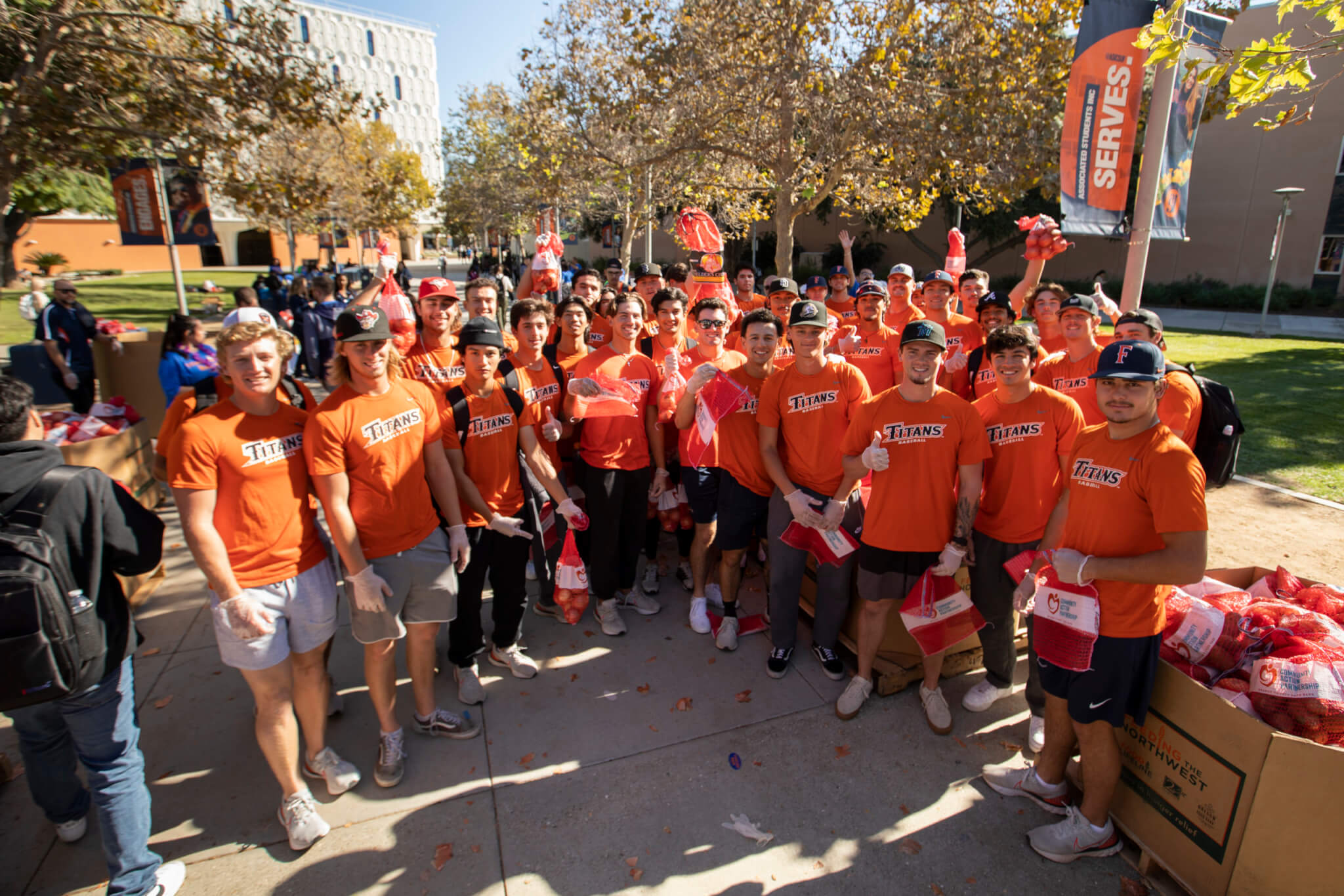 More Than 500 Titans Volunteer for Fall Day of Service CSUF News