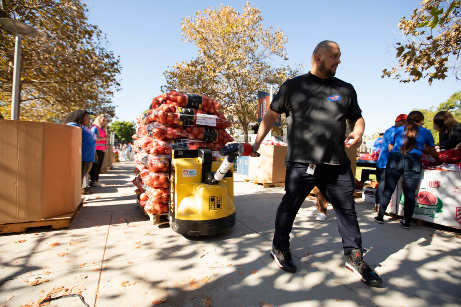 More Than 500 Titans Volunteer for Fall Day of Service CSUF News