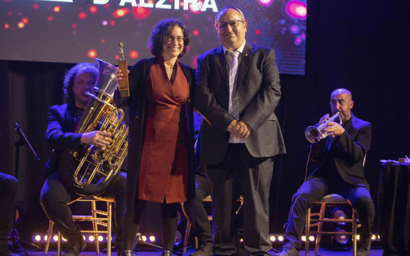 Dr. Aitana Guia receiving the Mancomunitat de la Riberta Alta Book Award in Alzira, Spain