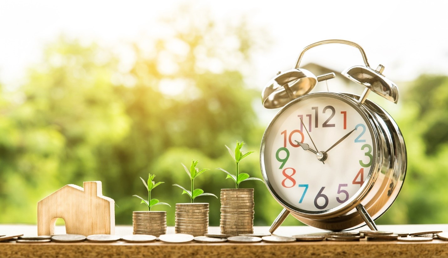 The growth of savings demonstrated with a clock and piles of coins