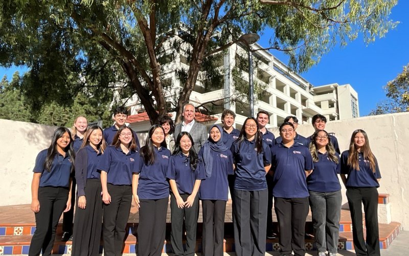 Business Honors students pose with Tim Myers