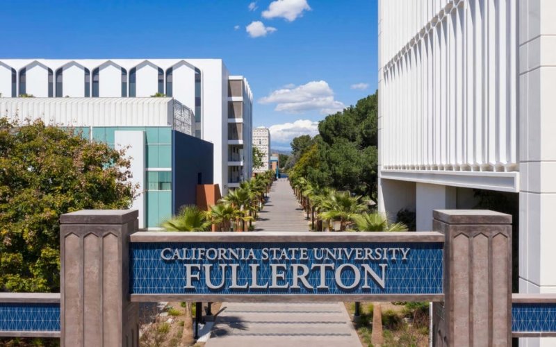 The California State University, Fullerton promenade sign on campus