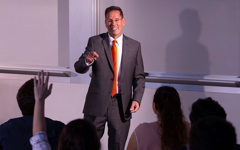 Gerald Bienen imparte la clase.