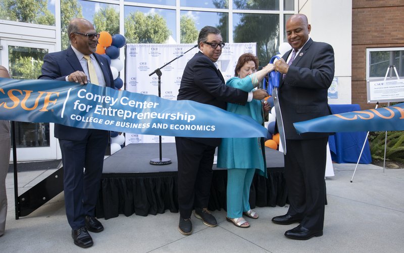 Jerry Connay y el Dr. Victoria cortaron las cintas en la ceremonia de corte de cintas de emprendimiento de Connay Center.