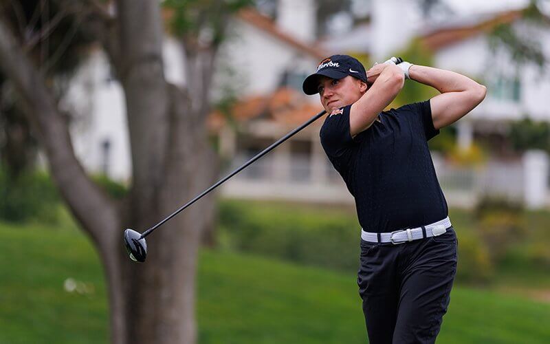 Katharina Zeilinger golfing