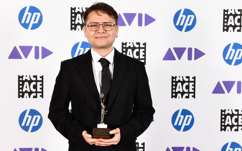 Luis Barragan holds Award