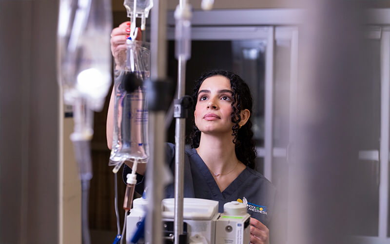 Fajer Al Najjar hangs a drip bag.