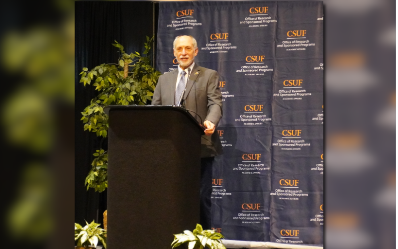 Marcelo Tolmasky gives a lecture on antibiotic resistance