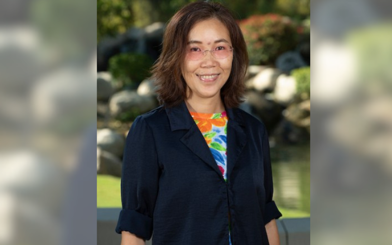 Roselyn Du, professor of communications