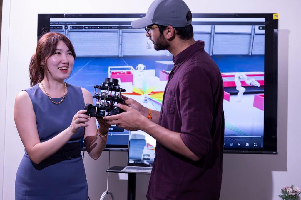 Bingling Huang and Rahul Pravinbhai Lunagariya at the College of Engineering and Computer Science 