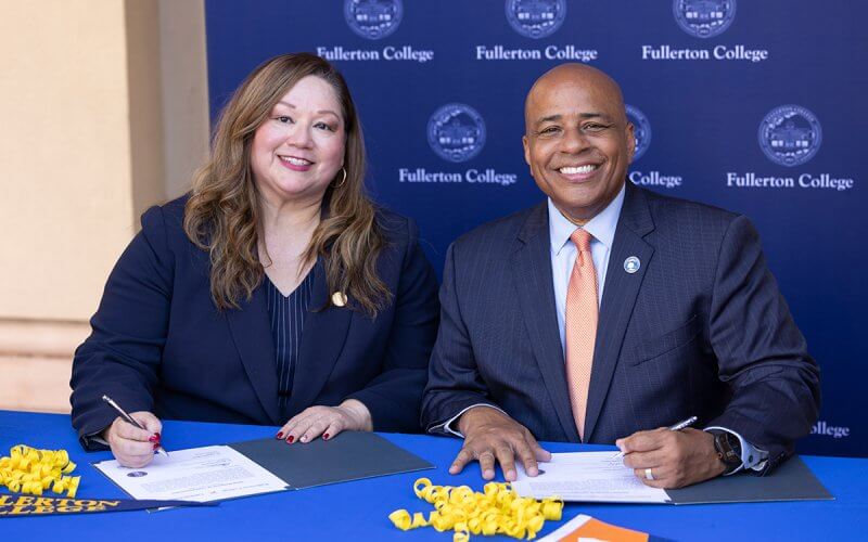 Cynthia Olivo, president of Fullerton College, and Ronald S. Rochon, president of CSUF, sign a MOU.